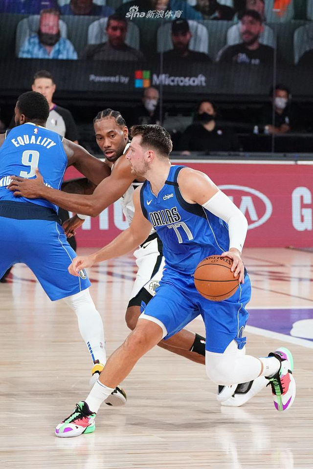 鲜明对比 鲜明对比