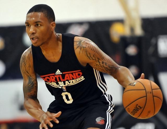 库里以精准 库里以精准